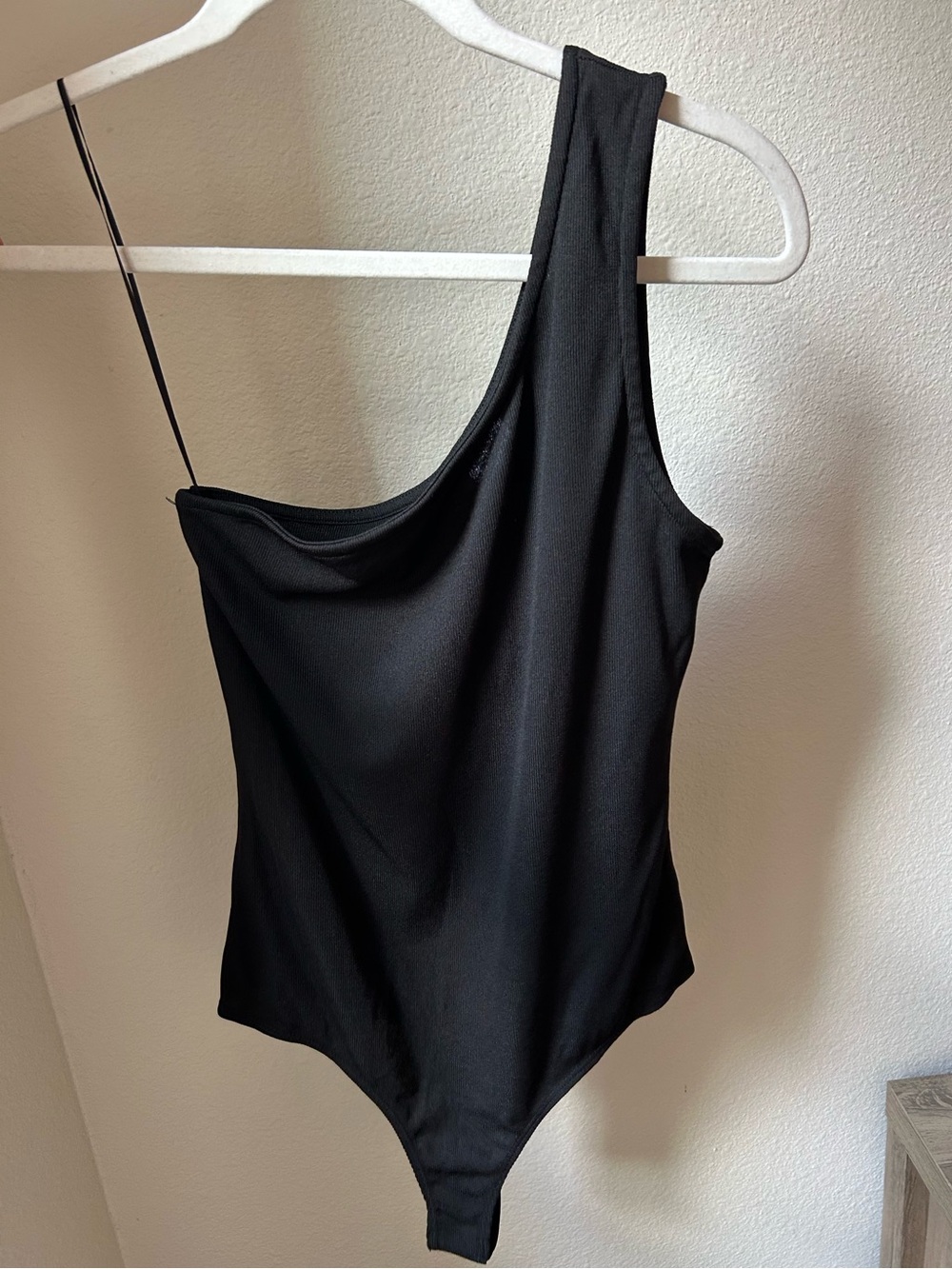 Le Lis Black One-Shoulder Bodysuit